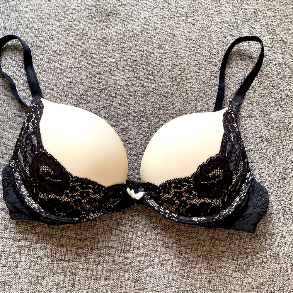 32B Victoria’s Secret bombshell bra in white and black lace